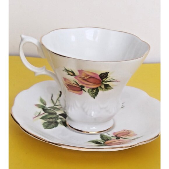 Royal Albert Pedestal Tea Cup & Saucer - Margaret Yellow Sweetheart Rose - Picture 5 of 12